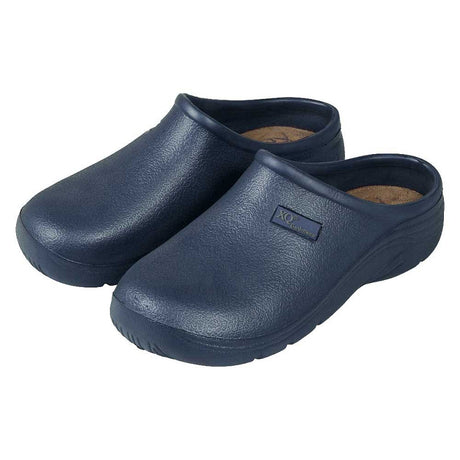 De XQ Tuinklompen Dames Navy zijn lichtgewicht slip-on tuinklompen in donkerblauw, met een gesloten teen, open achterkant, afwerking met textuur en een klein logolabel aan de zijkant.