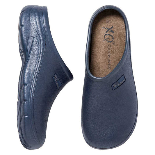 Een paar XQ Tuinklompen Dames Navy - Instapmodel & Lichtgewicht slip-on klompen met structuurzolen en een klein XO-logo; de ene klomp is van opzij te zien, de andere van boven.